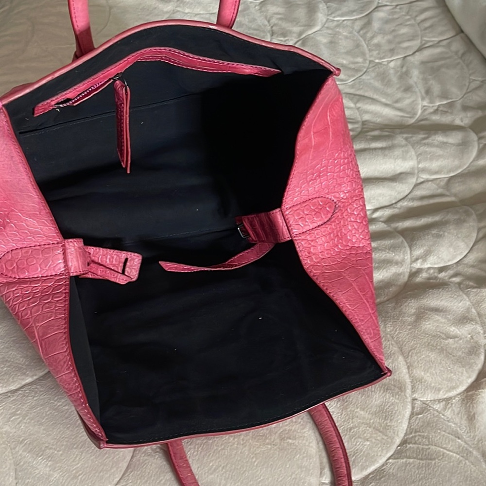 Celine
Luggage Phantom leather handbag
Very good condition
Pink Leather